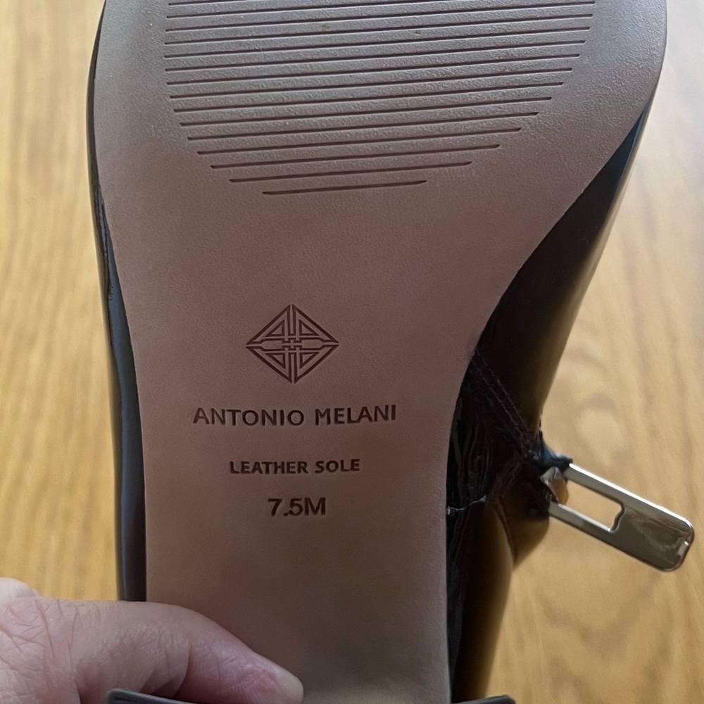 NWT Antonio Melani 7.5.   Gorgeous, stylish burgundy color - Picture 5 of 8